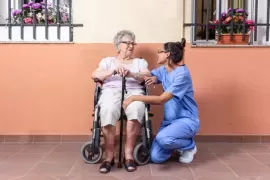 Сиделка для пожилого человека