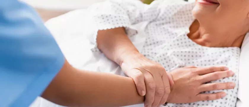 Догляд за лежачими хворими: як помити лежачого хворого в домашніх умовах