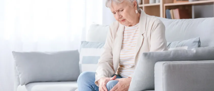 Боль в коленях у пожилых людей