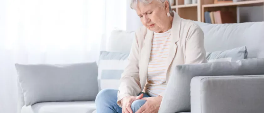 Тема Біль у колінах у людей похилого віку 