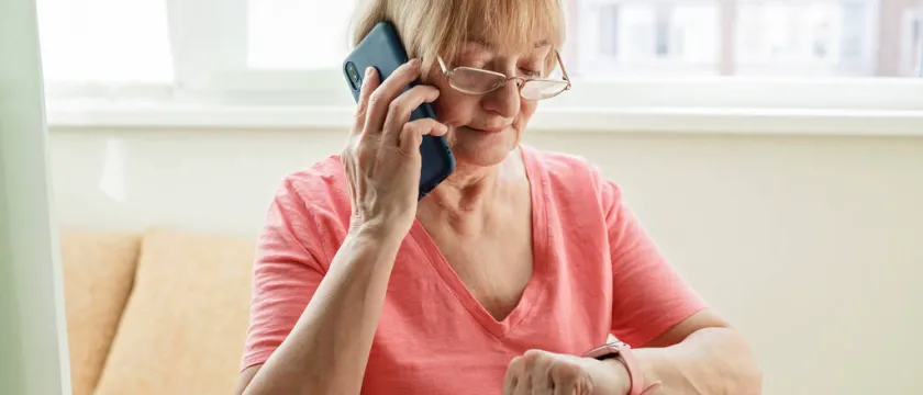 Фитнес-бреслет у пожилой женщины