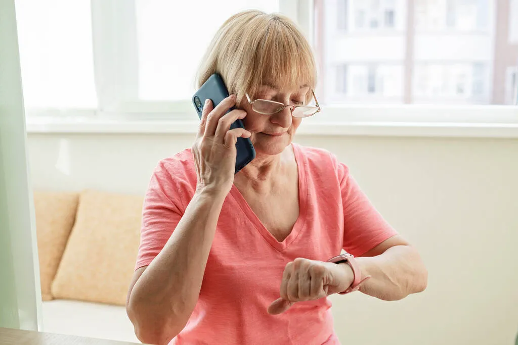 Фітнес-браслет у літньої жінки