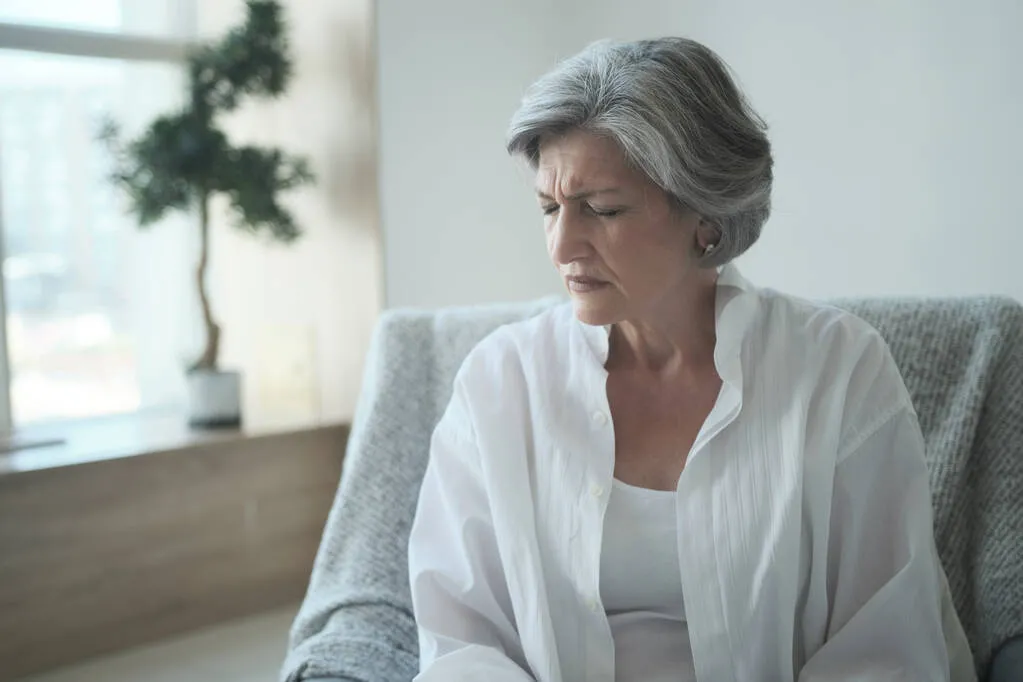 Почему слезятся глаза у пожилых людей: основные причины