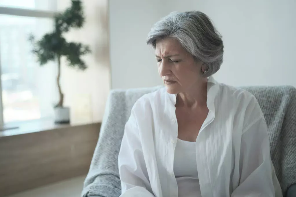 Почему слезятся глаза у пожилых людей: основные причины