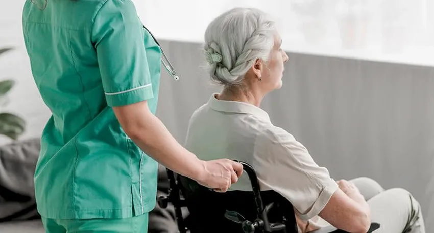 Как ухаживать за больным с переломом шейки бедра?