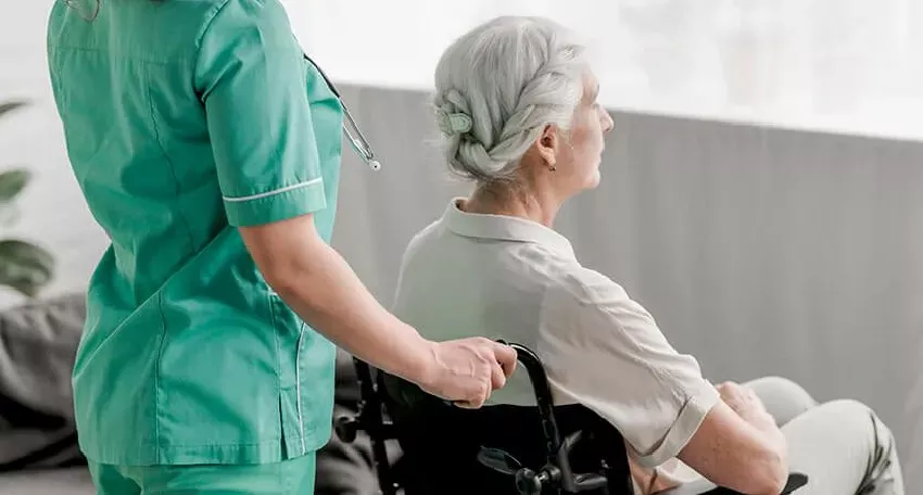 Как ухаживать за больным с переломом шейки бедра?